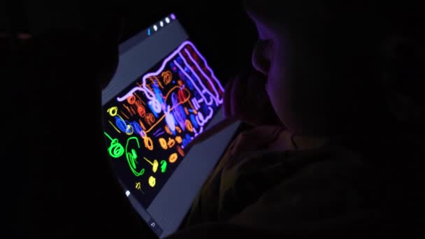 Niño pequeño dibujando en la tableta — Vídeos de Stock