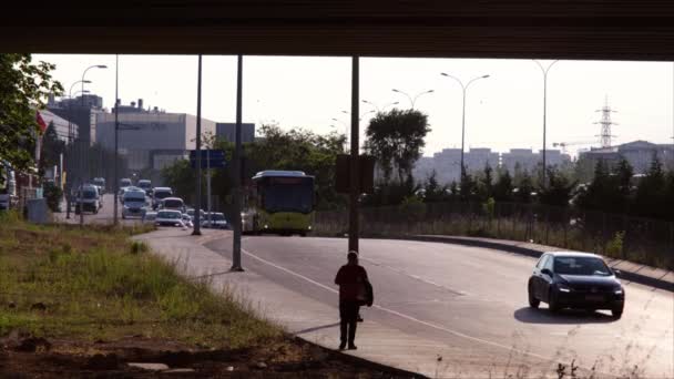 Silueta muže mluví po telefonu, zatímco čeká na autobus — Stock video