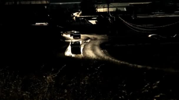 Traffico automobilistico sulla Curvy Road al tramonto — Video Stock