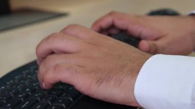 Klavyede Yazan Personel Ellerinin Yakın Çekimi