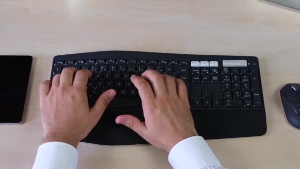 Top-Schuss von Mans Hände Tippen auf der Tastatur — Stockvideo