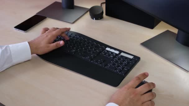 Handen van het personeel Typen op het toetsenbord en het gebruik van de muis — Stockvideo