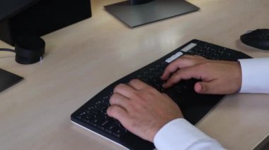 Bir adam bir tablet kullanarak finans ve borsa ticareti yapıyor.