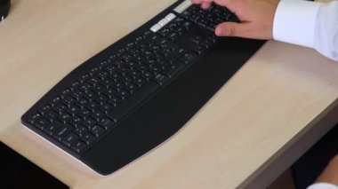 Bir personel klavye üzerinde yazı yazıyor ve klavye hesap makinesini kullanıyor