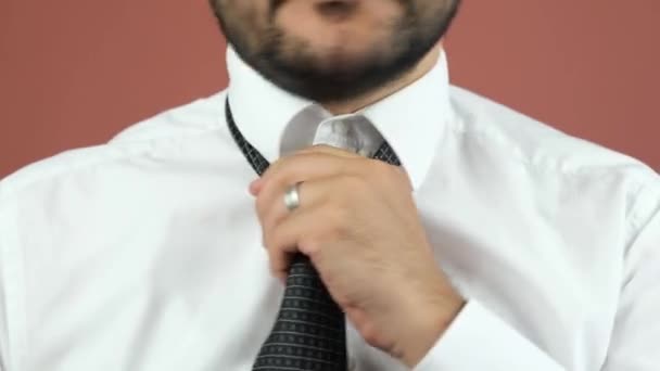 A férfi leveszi a nyakkendőjét. — Stock videók
