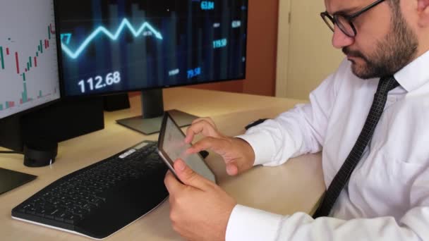 Börsenhandel auf dem Tablet im Hintergrund — Stockvideo