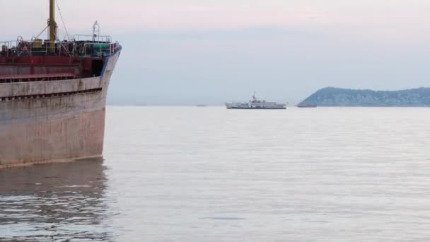 Fartyg förtöjt i hamn och passagerarfärja på väg till sjöss — Stockvideo