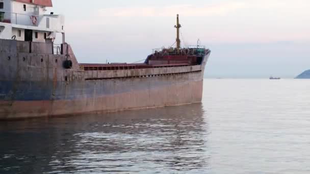 Aangemeerd schip en stilstaande zee — Stockvideo