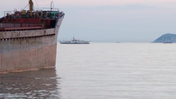 Vista del barco amarrado en el puerto y el ferry de pasajeros que se mueve en el mar — Vídeo de stock