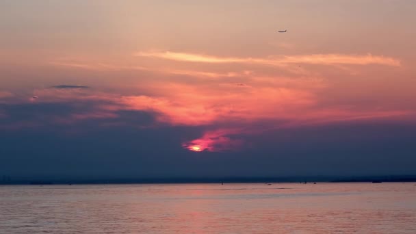 Θάλασσα, βάρκα και αεροπλάνο με θέα το ηλιοβασίλεμα — Αρχείο Βίντεο