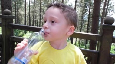 Çocuk su içer, çocuk su içer ormandaki cam bir şişeden, kase