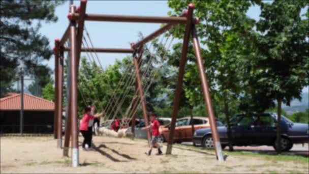 Anak-anak berayun, Anak-anak berayun dalam gambar flu, di taman bermain — Stok Video