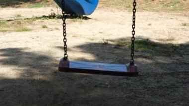Boş salıncak, rüzgarda sallanıyor boş bir oyun alanında
