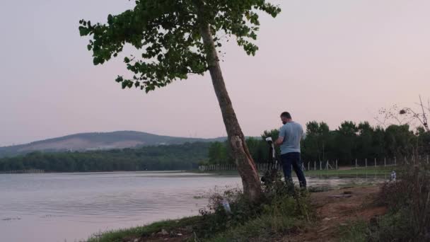 Fotograf jezera, muž fotografující jezero, jako zpomalený fotograf — Stock video