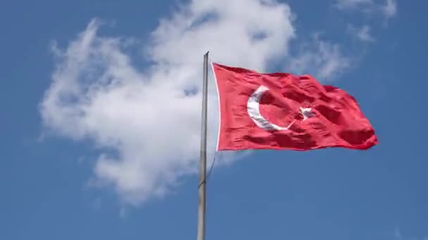 Bandera turca ondeando, en timelapse, bandera ondeando frente a las nubes. — Vídeos de Stock