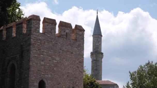 Minaret och slottsvägg, passerar moln på slott och minaret, timelapse — Stockvideo