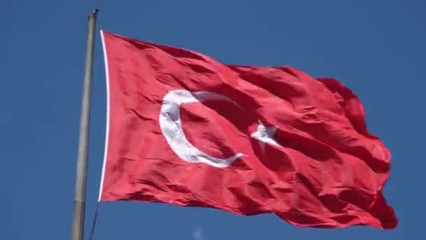Flaga turecka machająca, flaga turecka machająca przed błękitnym niebem — Wideo stockowe