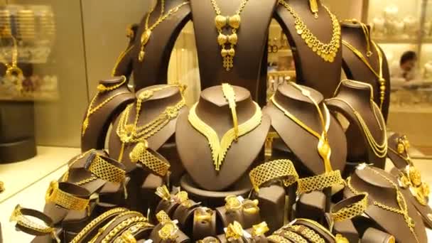 Vitrine de bijoux, beaucoup d'or peut être vu dans les bijoux, inclinaison de la main — Video