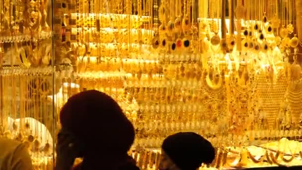 Guld skyltfönster, guld smycken visas i monter — Stockvideo