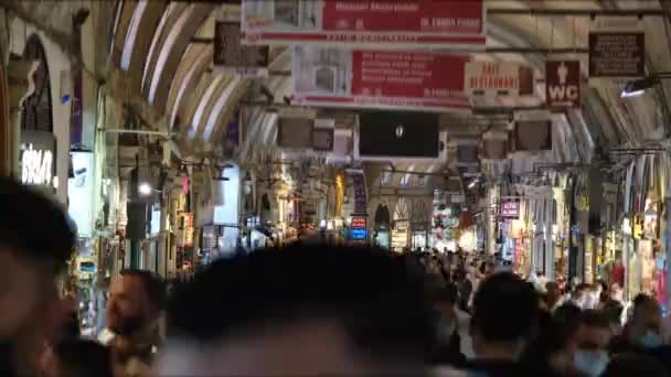 Großer Basar, Menschen, die im Großen Basar herumlaufen, Zeitraffer in Istanbul — Stockvideo