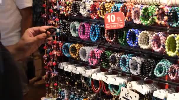 Comprar pulsera, hombre comprar pulsera en grand bazaar — Vídeos de Stock