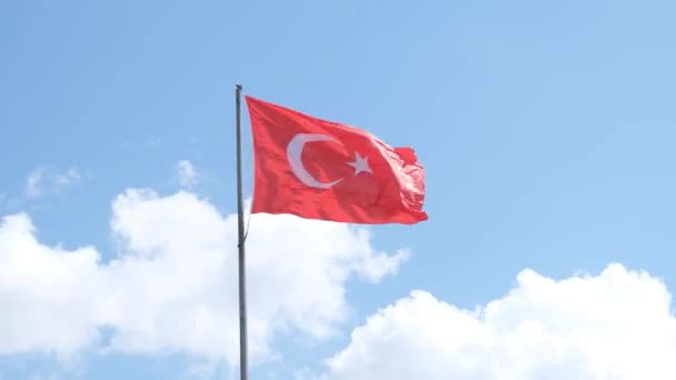 Turkisk flagga, turkisk flagga viftar framför blå himmel och moln, tiden går — Stockvideo