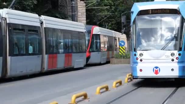 Трамваи на железной дороге, два трамвая движутся в противоположных направлениях в железнодорожных — стоковое видео