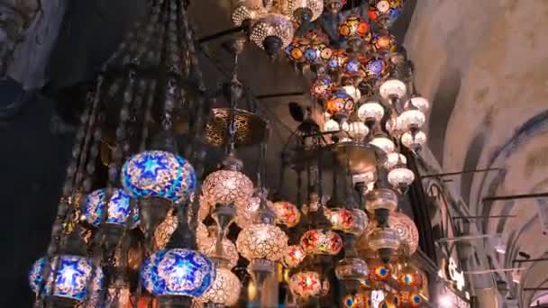 Tienda de lámparas, tienda de lámparas en el gran bazar, toma de mano — Vídeos de Stock