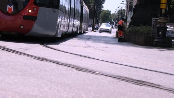 Трамвай на железной дороге, трамвай рядом с дорогой, в istanbul — стоковое видео