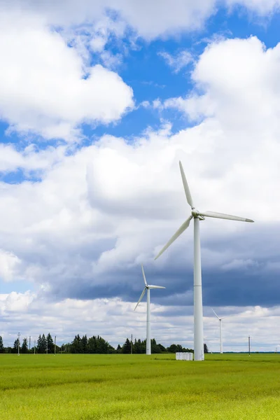 Wind turbines on the green field — Stock Photo, Image
