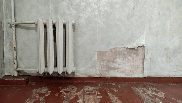 Terk edilmiş bir Sovyet odasındaki eski radyatörler. Vintage radyatörler. Grunge tarzı