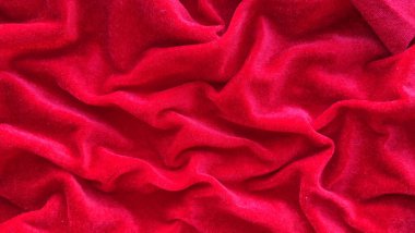 Kırmızı ipek kumaş arka plan dalgalar ve noktalar kapalı, ilginç dalgalı arkaplan, kumaş üzerindeki dalgaların üst görünümü, yumuşak buruşuk mat kumaş, gölge kumaş 