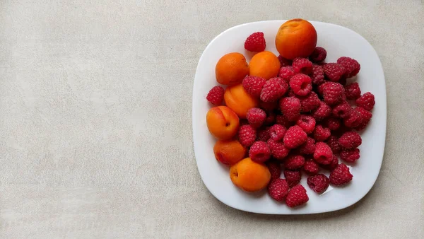 Berries White Plate Top View Apricots Raspberries Blackberries Plate Table — Stock Photo, Image