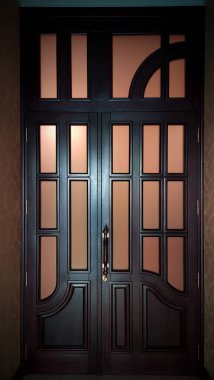 Pencerelerden gelen mistik bir ışık, kapıdaki vitraylı pencerelerden geçen mistik bir ışık. 