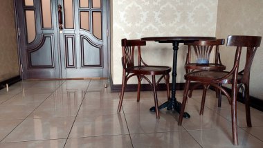 Pencerelerden gelen mistik bir ışık, kapıdaki vitraylı pencerelerden geçen mistik bir ışık. 