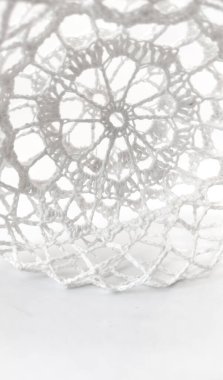 Objenin içine bak, ağdan bak, kumaş ağı, örgü topu, alışılmadık iplik ağı, top, garip nesne, iplik ürünü, el işi. 