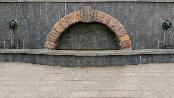 View Dry Granite Fountain Form Stone Arch Two Lions Pouring — Stock Photo, Image