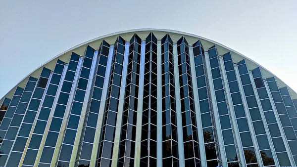 Moderní High Tech Fasáda Budovy High Tech Skleněný Oblouk Pohled — Stock fotografie