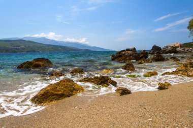 Kobalt mavisi Ege Denizi, dağlar ve kayalar Sisam Adası