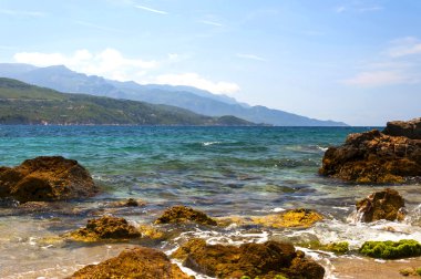 Kobalt mavisi Ege Denizi, dağlar ve kayalar Sisam Adası