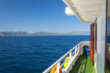 Ege Denizi ve gemiyle, Yunanistan Sisam adasında görünümü
