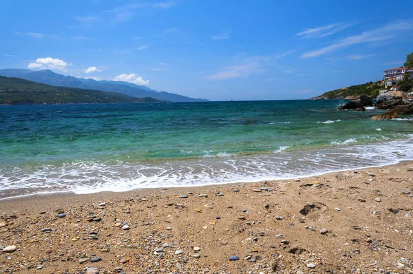 Mar Egeo azul cobalto, montañas y rocas en la isla de Samos —  Fotos de Stock