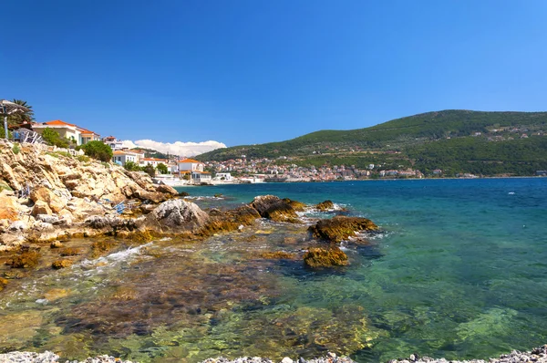 Mar Egeo azul cobalto, montañas y rocas en la isla de Samos —  Fotos de Stock