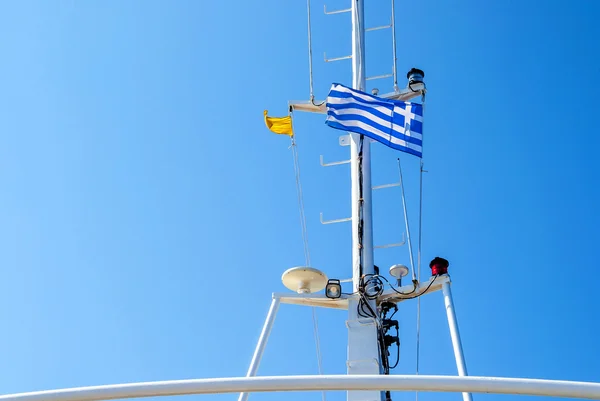 A torre do navio com a bandeira grega — Fotografia de Stock