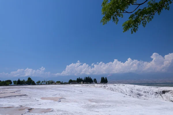 Piscinas y terrazas naturales de travertino en Pamukkale, Turquía — Foto de Stock