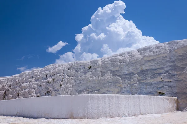 Doğal Traverten havuzları ve terasların Pamukkale, Türkiye