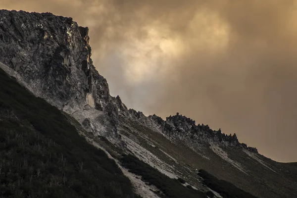 Ekspresyjne Niebo Słońcem Chmurą Górach Parku Narodowego Lann Neuqun Argentyna — Zdjęcie stockowe
