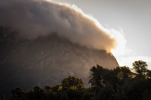 Nuage Sommet Une Montagne Avec Des Rayons Soleil Derrière Patagonie — Photo