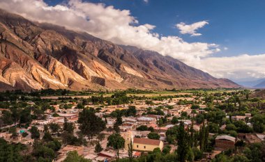 Öğleden sonra Jujuy Arjantin 'in küçük Maimar kasabasının panoramik manzarası. Ana kilise aşağıda görülebilir. Quebrada de Humahuaca. Unesco Dünyası Mirası