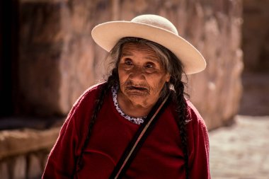 Tipik Güneyli Amerikan Puna 'lı yerli kadın. Jujuy, Arjantin.